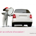 bonhomme inspectant à la loupe une voiture