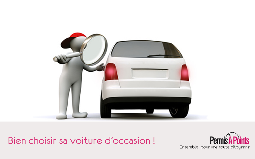 bonhomme inspectant à la loupe une voiture