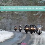 groupe de motos sur route en hiver