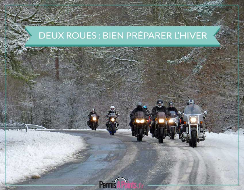 groupe de motos sur route en hiver